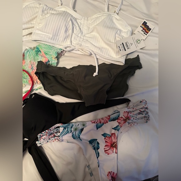 Bathing suits - Picture 3 of 4